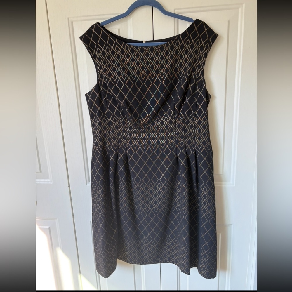 Vince Camuto Elegant Black and Gold Geometric Dress